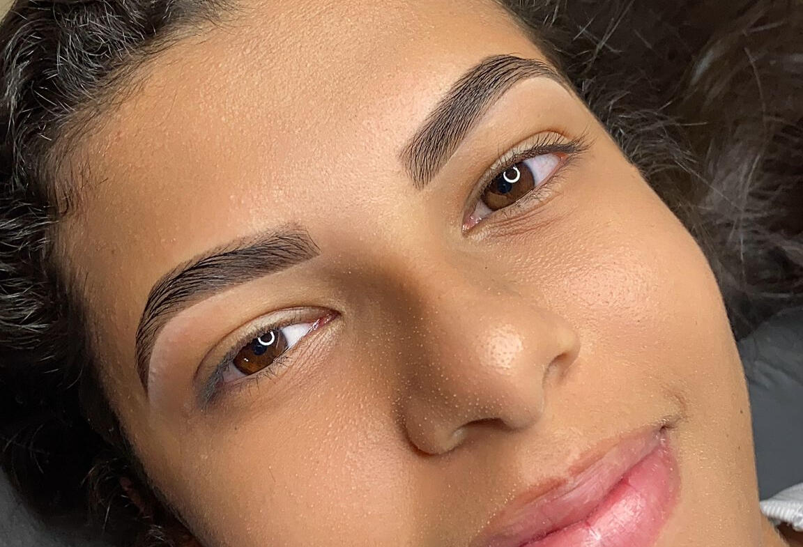 Design personalizado de sobrancelha com Henna