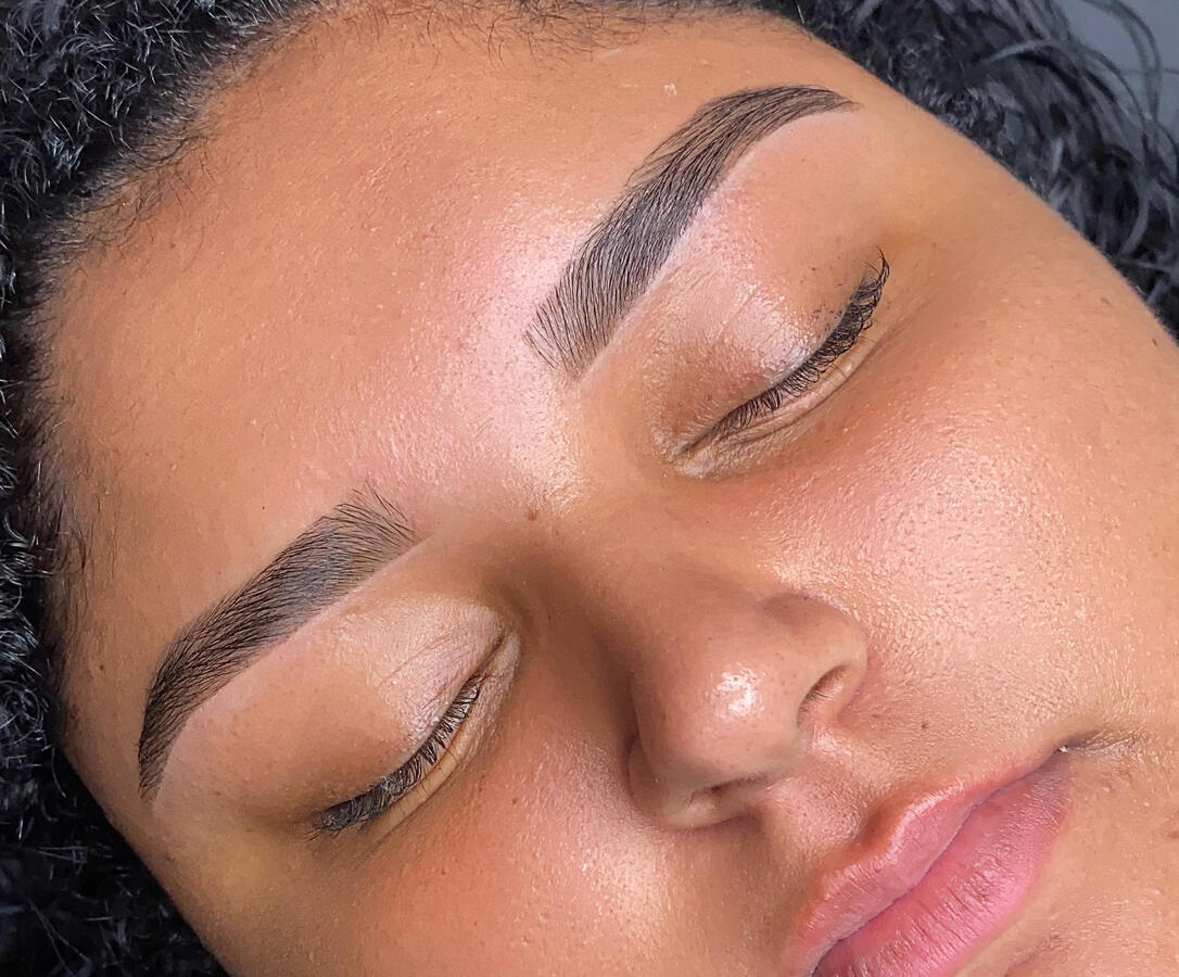 Design personalizado de sobrancelha com Henna